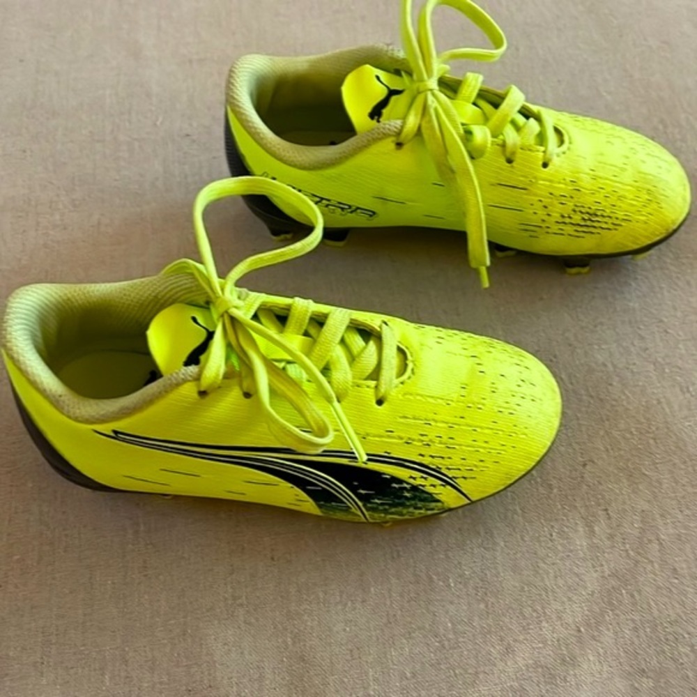 Puma‎ girls 10.5 soccer cleats - Picture 2 of 7